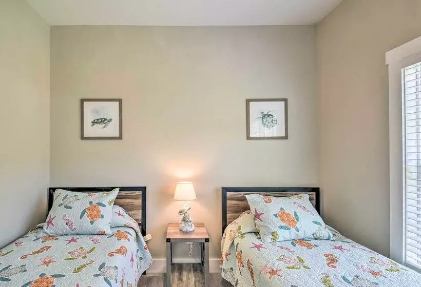 Ocean Isle Beach Home W/ Shared Lanai & Grill