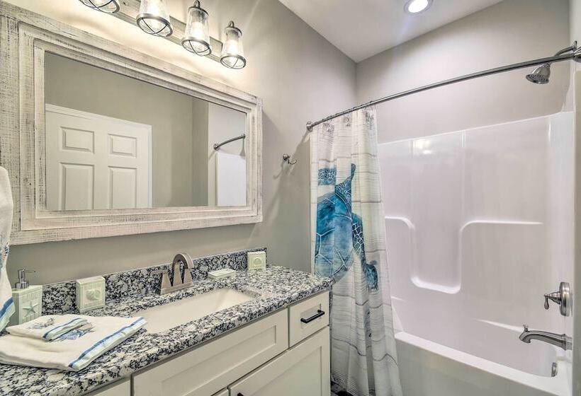 Ocean Isle Beach Home W/ Shared Lanai & Grill