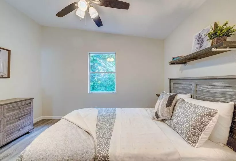 Peaceful Lady Lake Home W/ Screened In Porch!