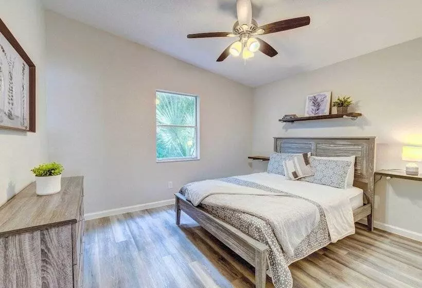 Peaceful Lady Lake Home W/ Screened In Porch!