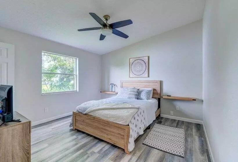 Peaceful Lady Lake Home W/ Screened In Porch!