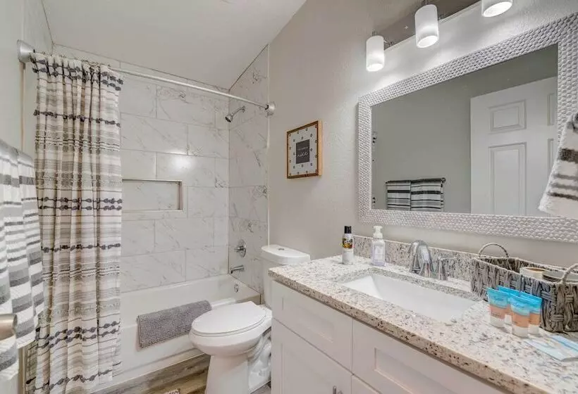 Peaceful Lady Lake Home W/ Screened In Porch!