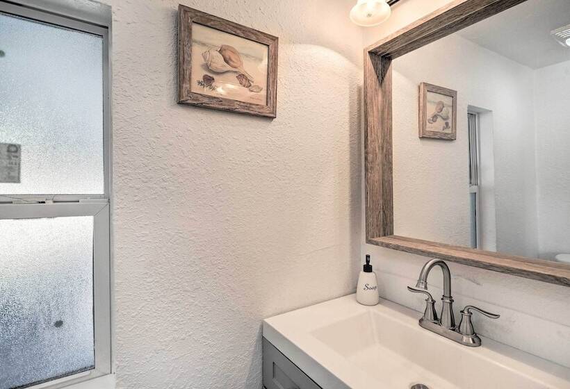 Pet Friendly Home W/ Deck   6 Mi To Cocoa Village!