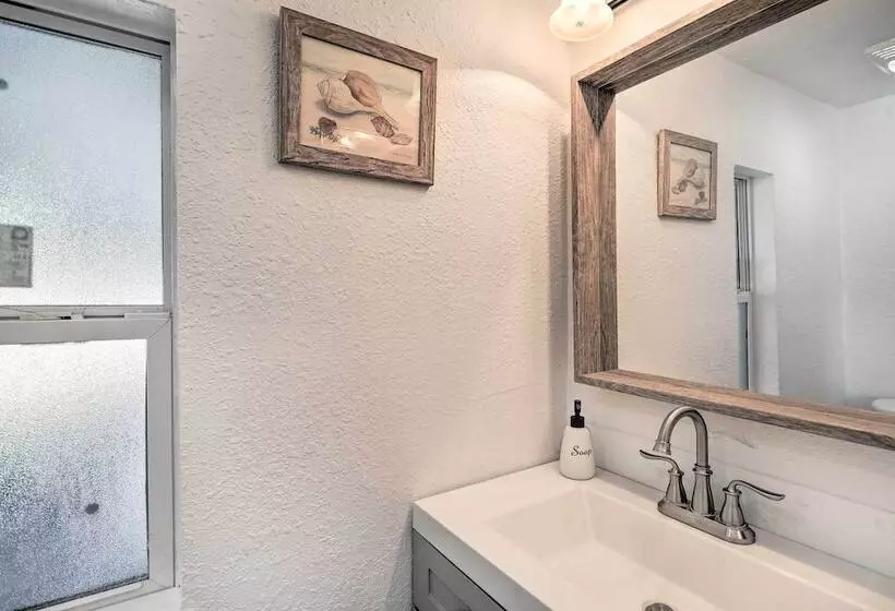 Pet Friendly Home W/ Deck   6 Mi To Cocoa Village!