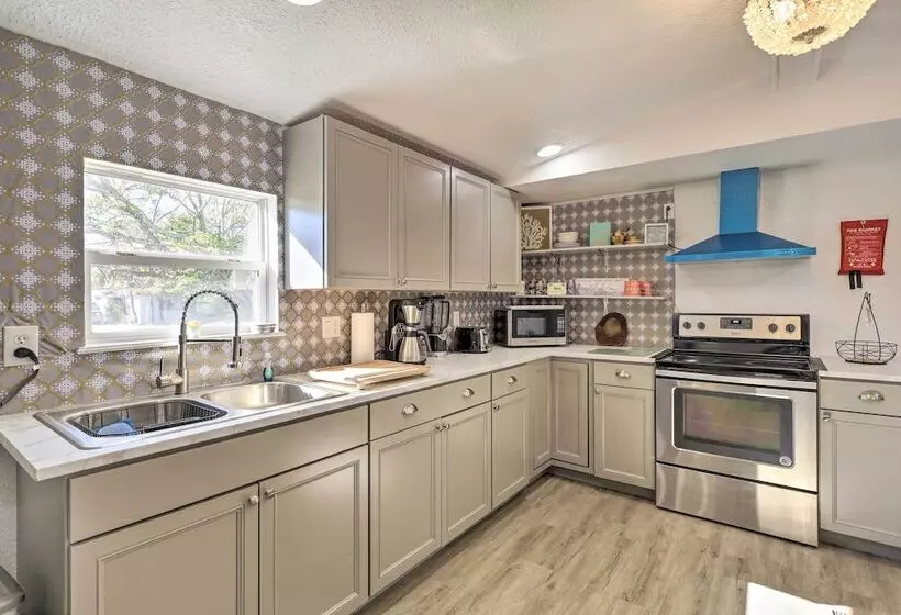 Pet Friendly Home W/ Deck   6 Mi To Cocoa Village!