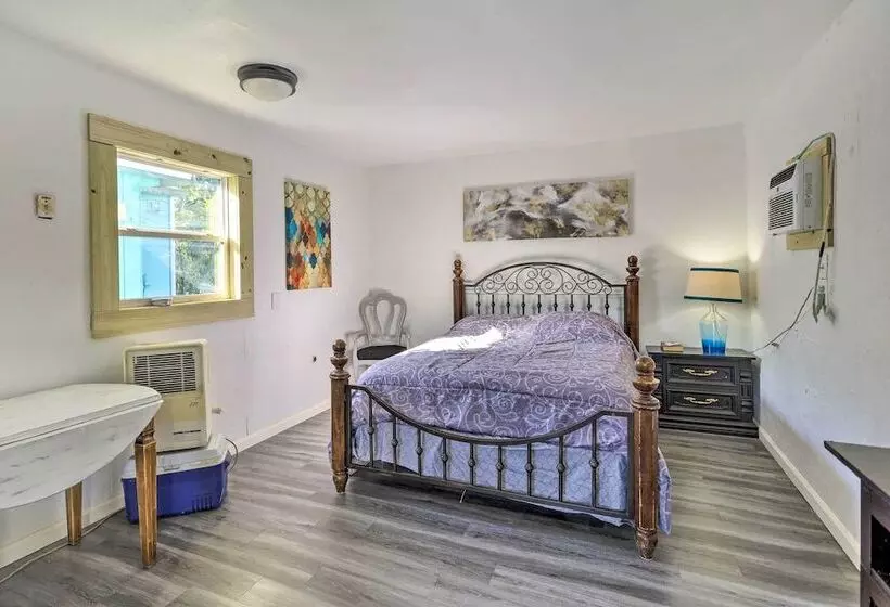 Pet Friendly Home W/ Deck   6 Mi To Cocoa Village!