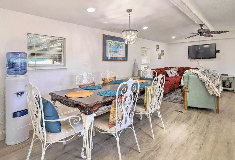 Pet Friendly Home W/ Deck   6 Mi To Cocoa Village!