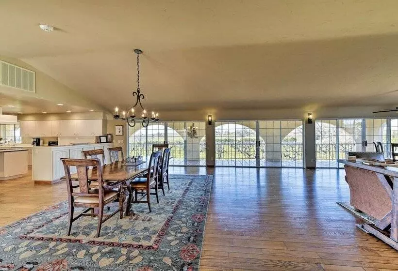 Working Vineyard & Private Pool: Villa In Plymouth