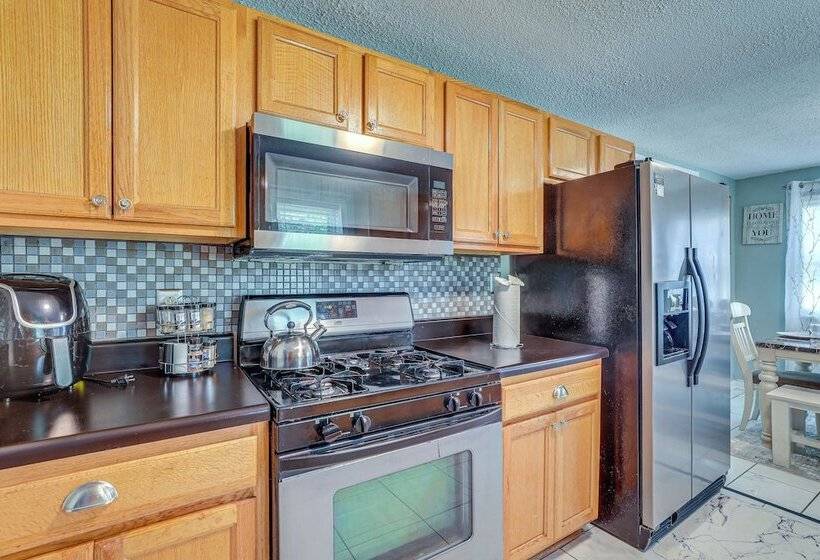 Spacious Charleston Home: Only 3 Mi To Folly Beach