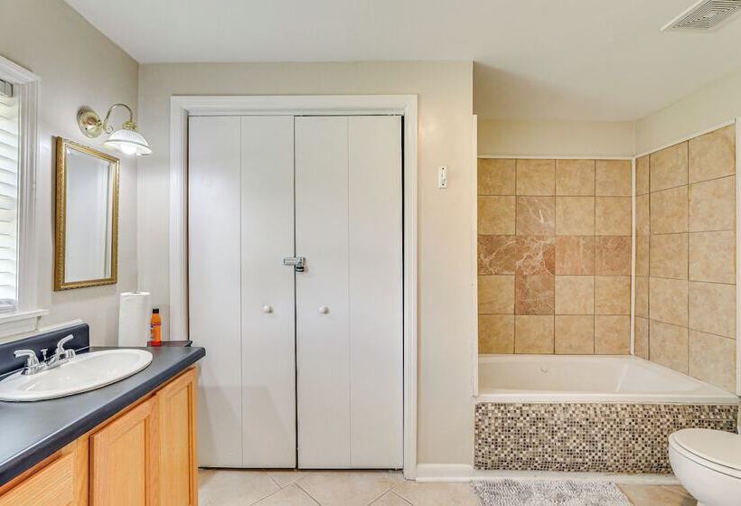 Spacious Charleston Home: Only 3 Mi To Folly Beach