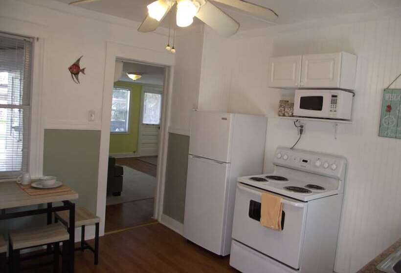 Treasure Island Cottage, Near Boardwalk & Beach!