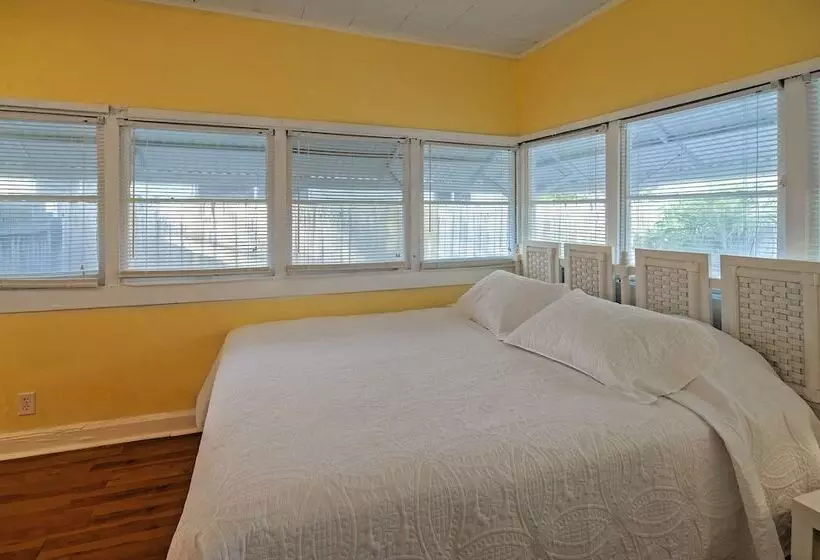 Treasure Island Cottage, Near Boardwalk & Beach!