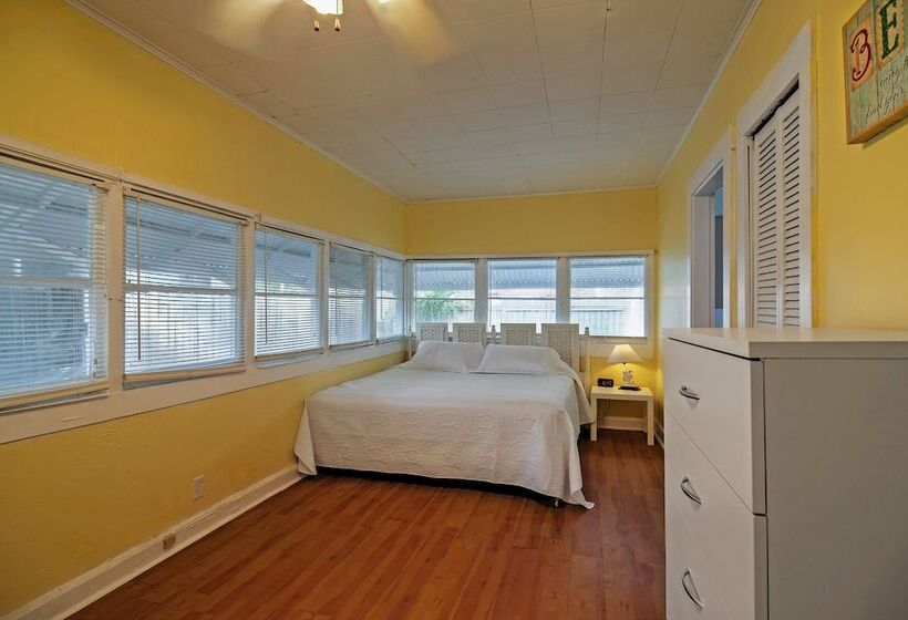 Treasure Island Cottage, Near Boardwalk & Beach!