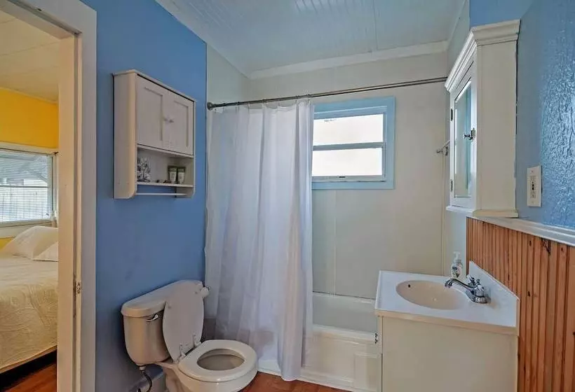 Treasure Island Cottage, Near Boardwalk & Beach!