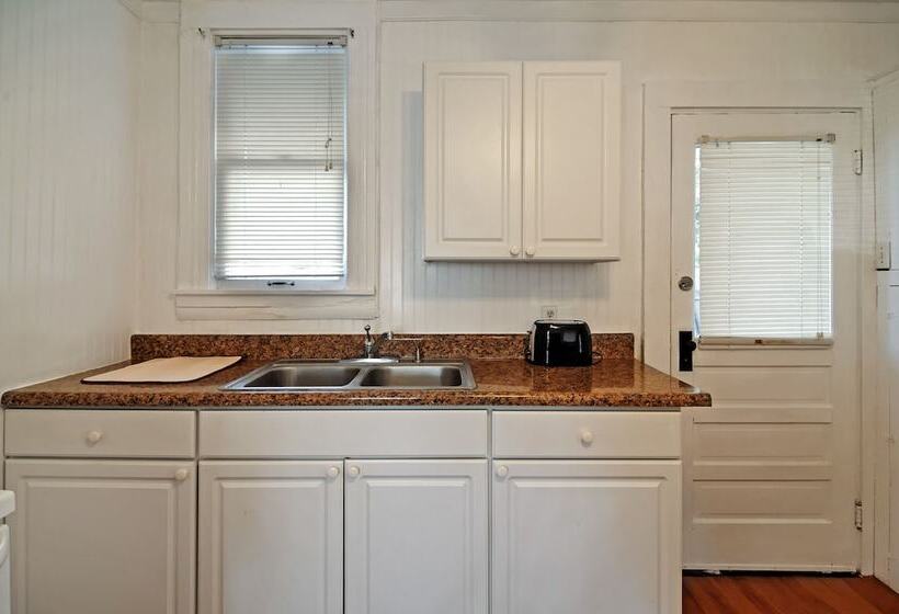 Treasure Island Cottage, Near Boardwalk & Beach!