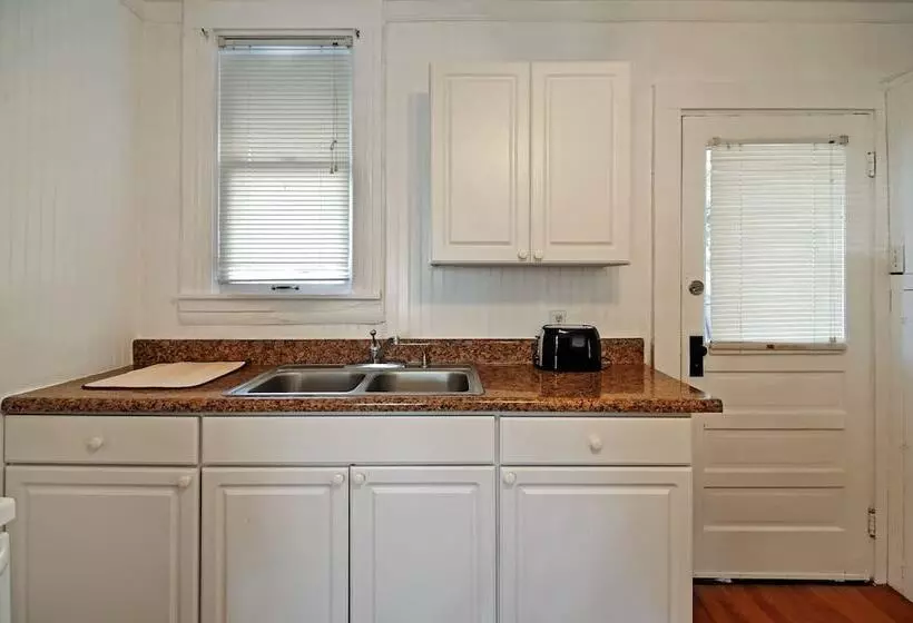 Treasure Island Cottage, Near Boardwalk & Beach!