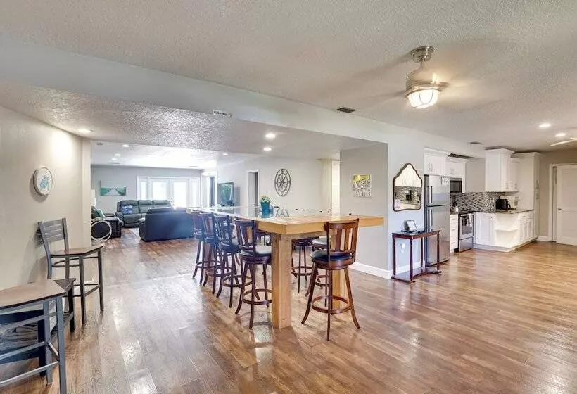 Waterfront Gem W/ Pool, Dock & Lanai In Tampa!