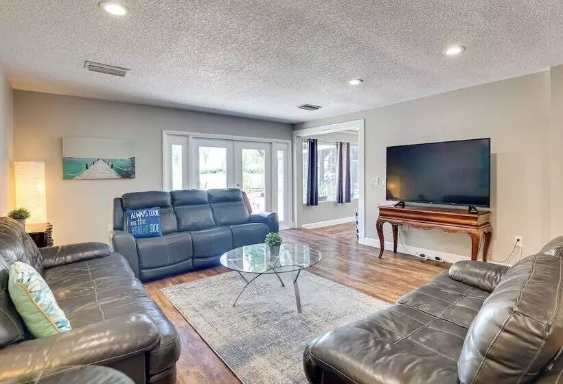 Waterfront Gem W/ Pool, Dock & Lanai In Tampa!