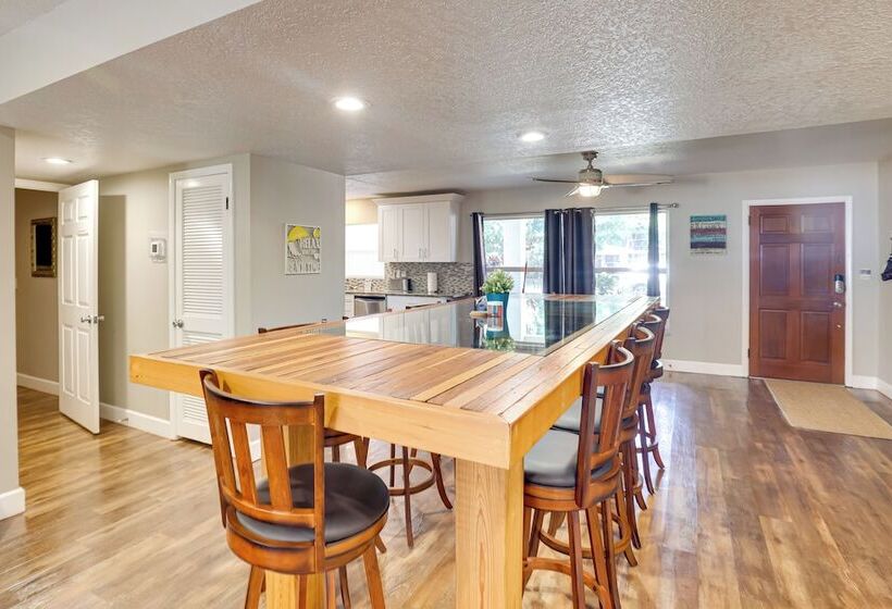 Waterfront Gem W/ Pool, Dock & Lanai In Tampa!