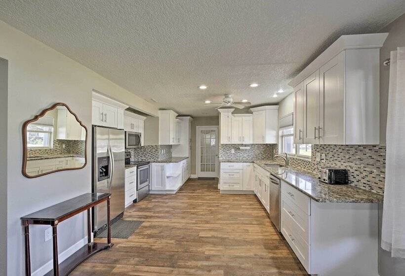 Waterfront Gem W/ Pool, Dock & Lanai In Tampa!