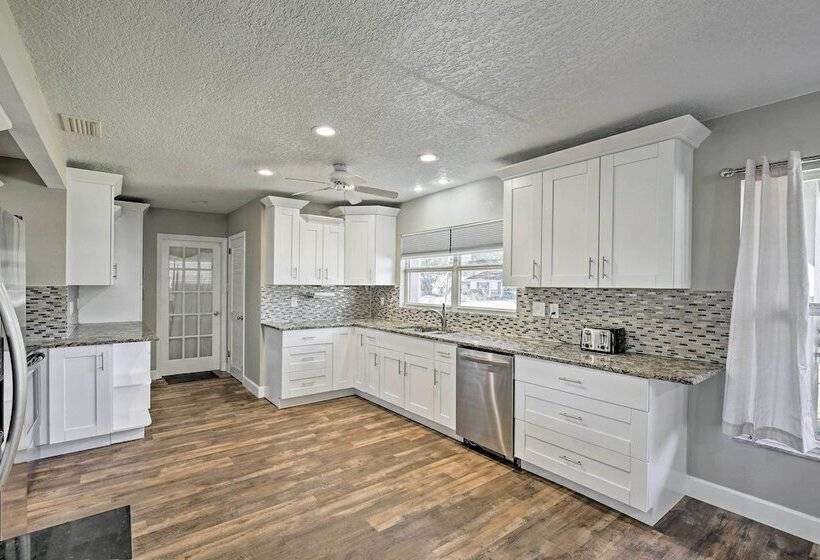 Waterfront Gem W/ Pool, Dock & Lanai In Tampa!