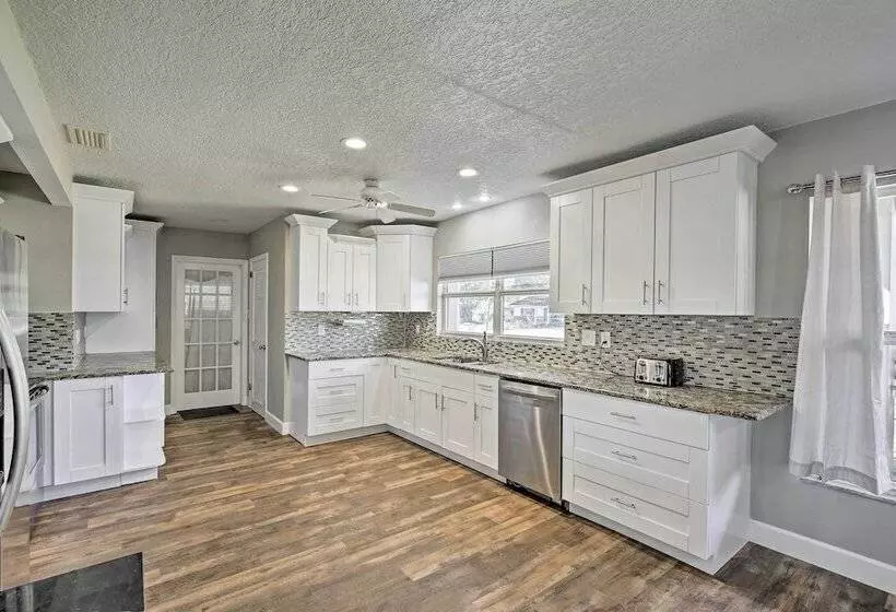 Waterfront Gem W/ Pool, Dock & Lanai In Tampa!