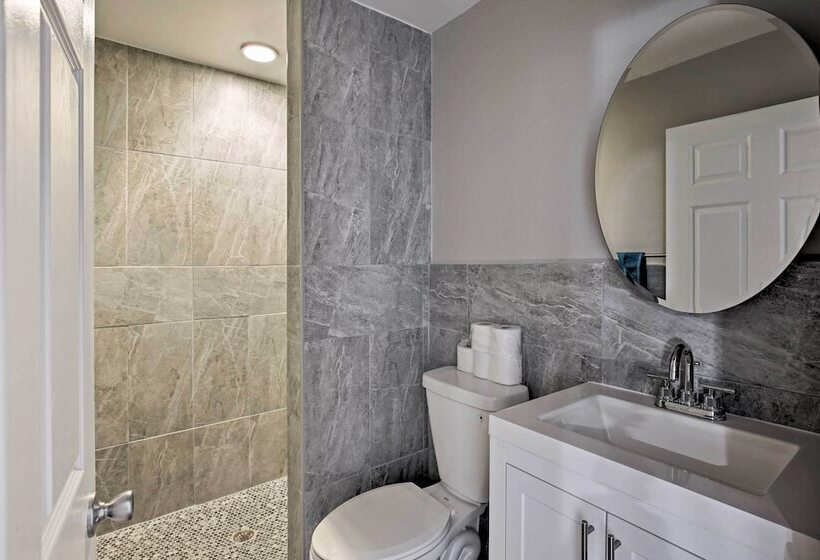 Waterfront Gem W/ Pool, Dock & Lanai In Tampa!