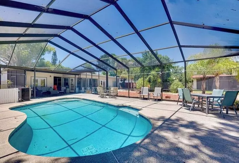Waterfront Gem W/ Pool, Dock & Lanai In Tampa!