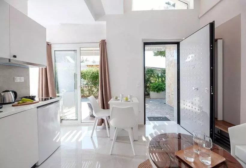 Alekos Luxury Suites Free 24h Transportation From   To Airport