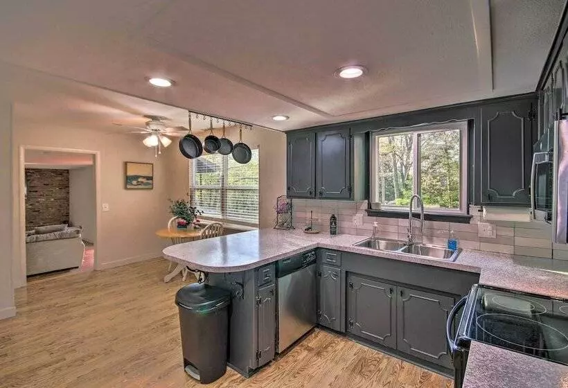 Beaver Lake Home ~ 8 Mi To Downtown Rogers!