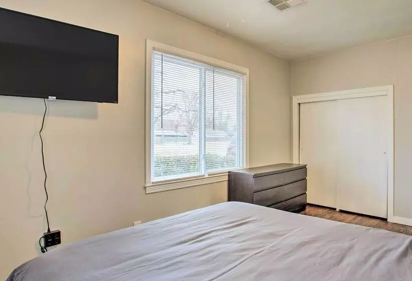 Cozy Bethany Vacation Home   Pets Welcome!