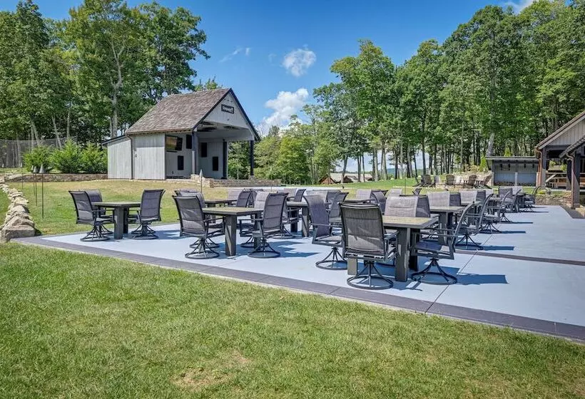 Putt Putt, Pickleball + Trails: Glenville Getaway