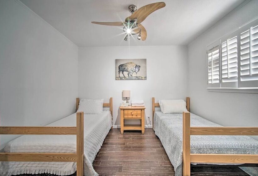 El Paso Home W/ Bbq Grill   4 Mi To Sunland Park!