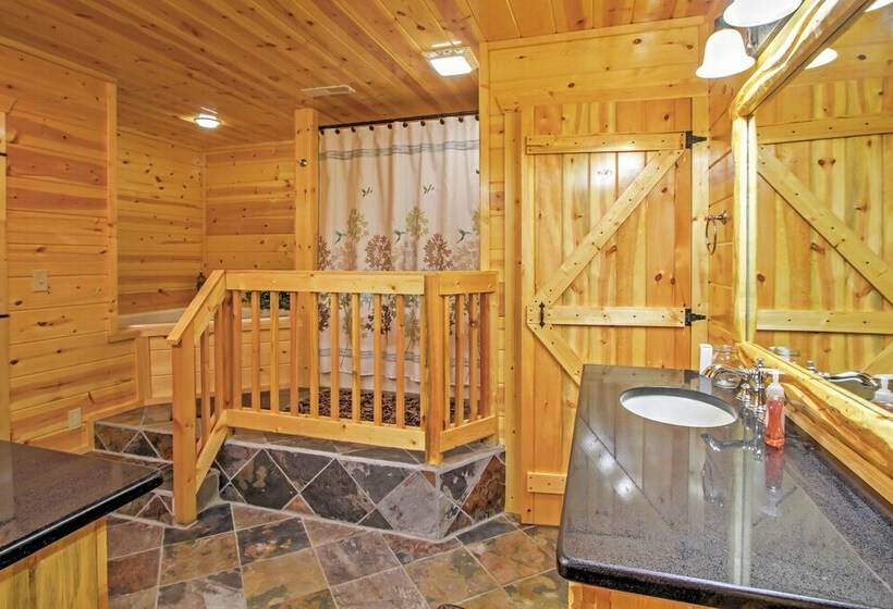 Smoky Mountain Cabin W/ Hot Tub & Outdoor Kitchen