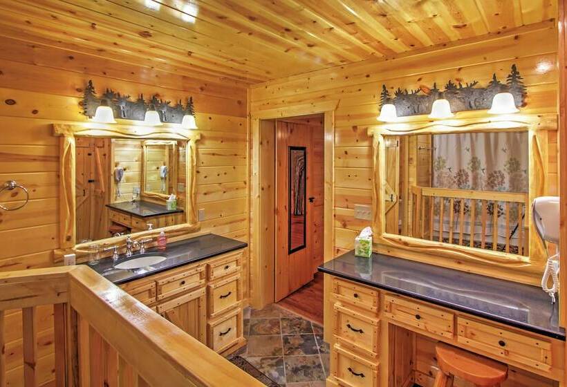 Smoky Mountain Cabin W/ Hot Tub & Outdoor Kitchen