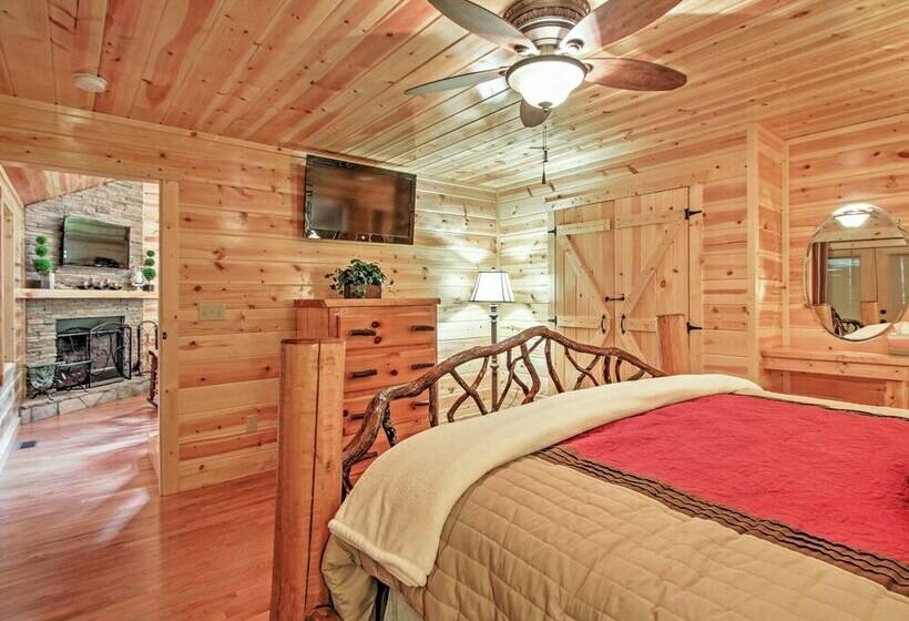 Smoky Mountain Cabin W/ Hot Tub & Outdoor Kitchen