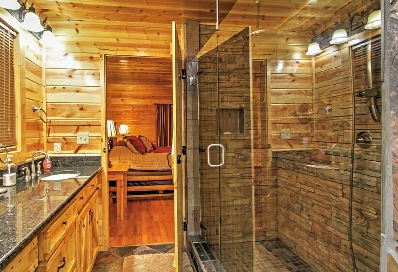 Smoky Mountain Cabin W/ Hot Tub & Outdoor Kitchen