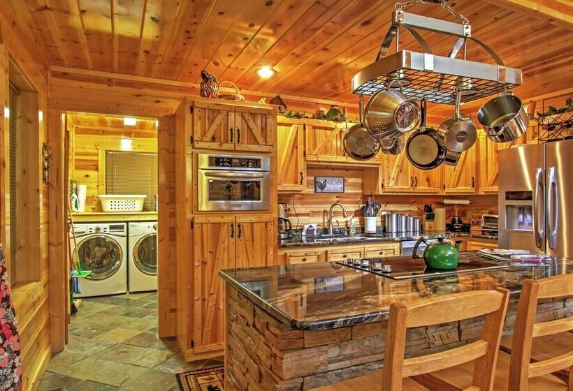 Smoky Mountain Cabin W/ Hot Tub & Outdoor Kitchen