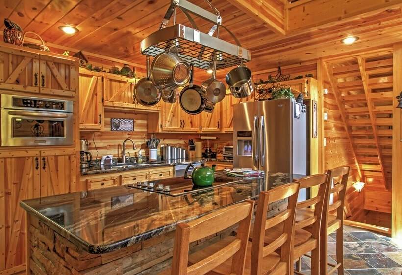 Smoky Mountain Cabin W/ Hot Tub & Outdoor Kitchen