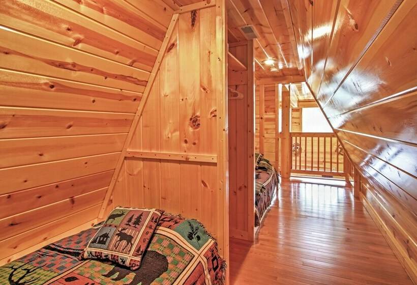 Smoky Mountain Cabin W/ Hot Tub & Outdoor Kitchen