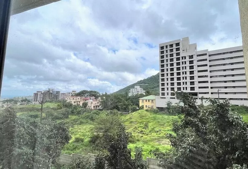 ホテル Sumanchandra Suites