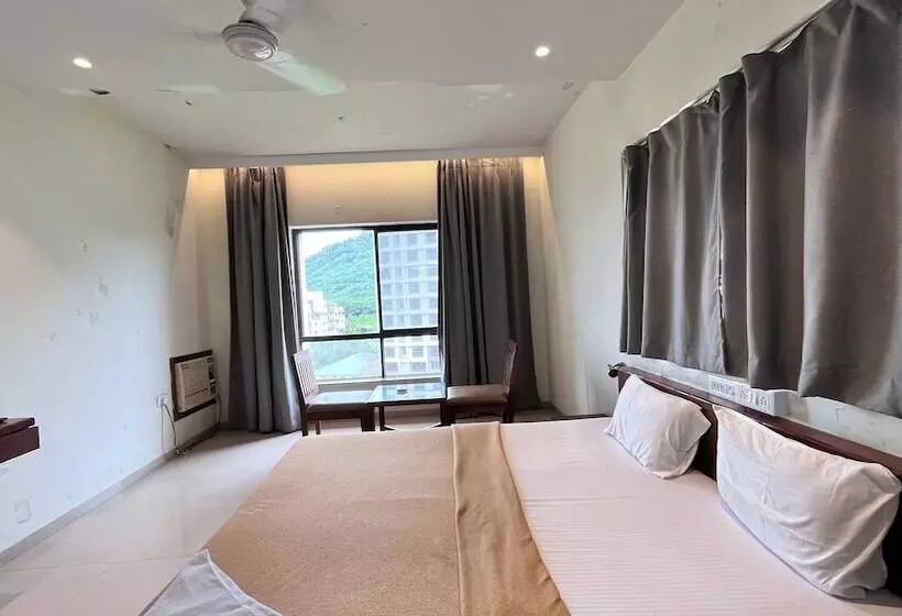 ホテル Sumanchandra Suites