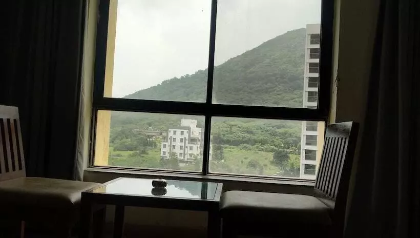 ホテル Sumanchandra Suites