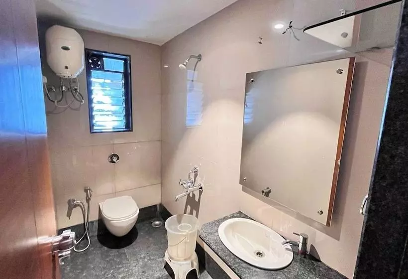 ホテル Sumanchandra Suites