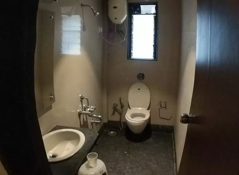 ホテル Sumanchandra Suites