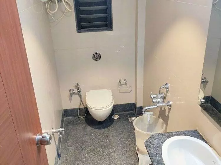 ホテル Sumanchandra Suites
