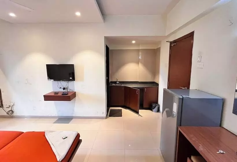 ホテル Sumanchandra Suites