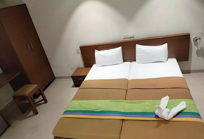 ホテル Sumanchandra Suites