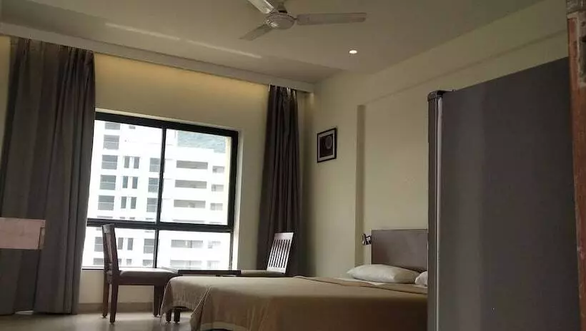 ホテル Sumanchandra Suites