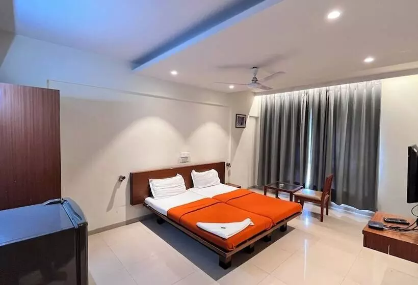 ホテル Sumanchandra Suites